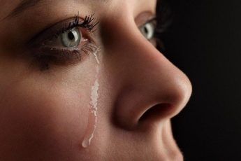 Что делать, если слезятся глаза у взрослого